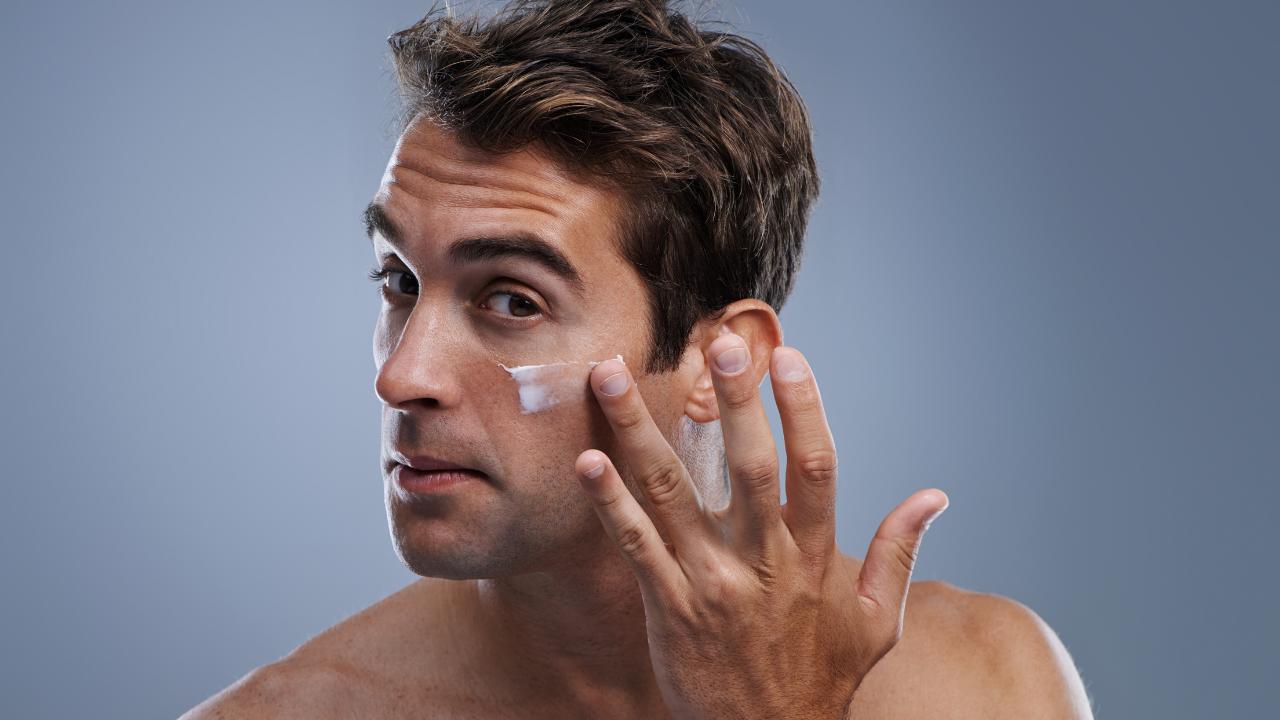 Homem fazendo skincare