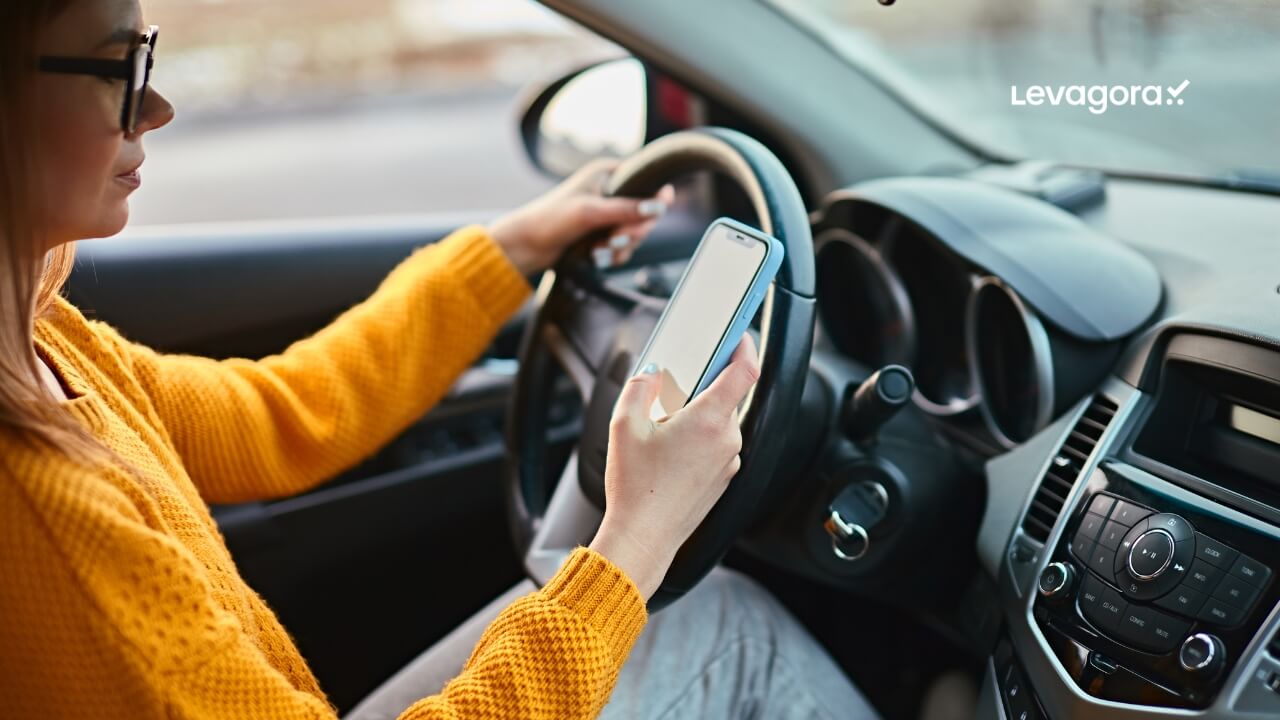 Motorista mexendo no celular Celular, Música Alta e Outros Perigos Silenciosos