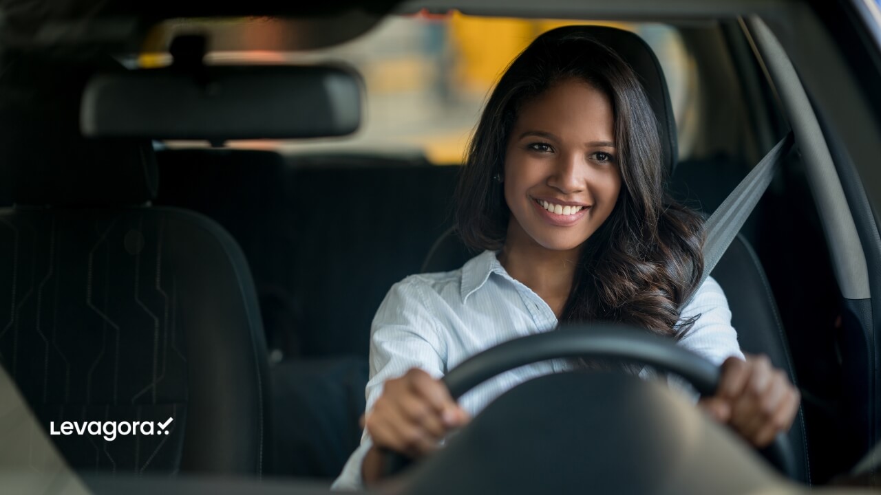 Mulher dirigindo Como a Direção Preventiva Faz Toda a Diferença