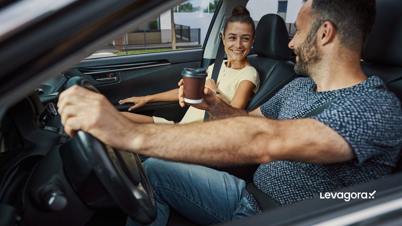 Motorista e passageiro conversando Dicas Para Evitar a Fadiga em Viagens Noturnas