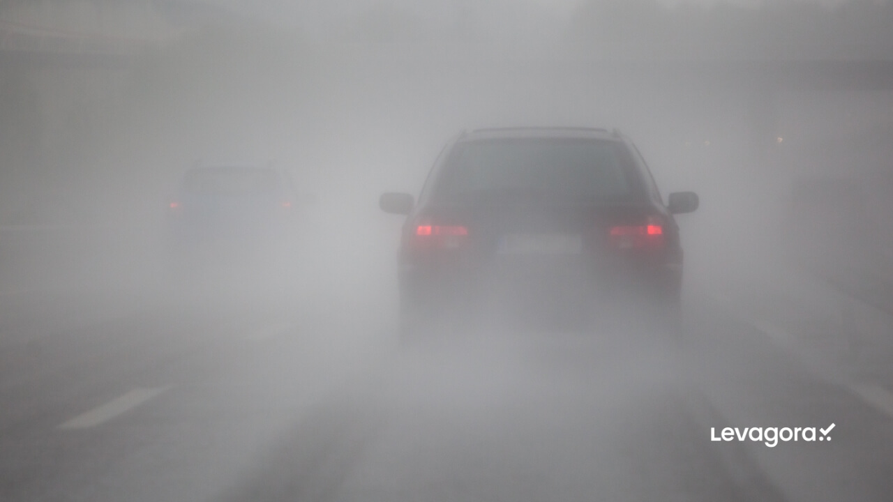 Carro andando na chuva Desconto em Viagens com a Levagora