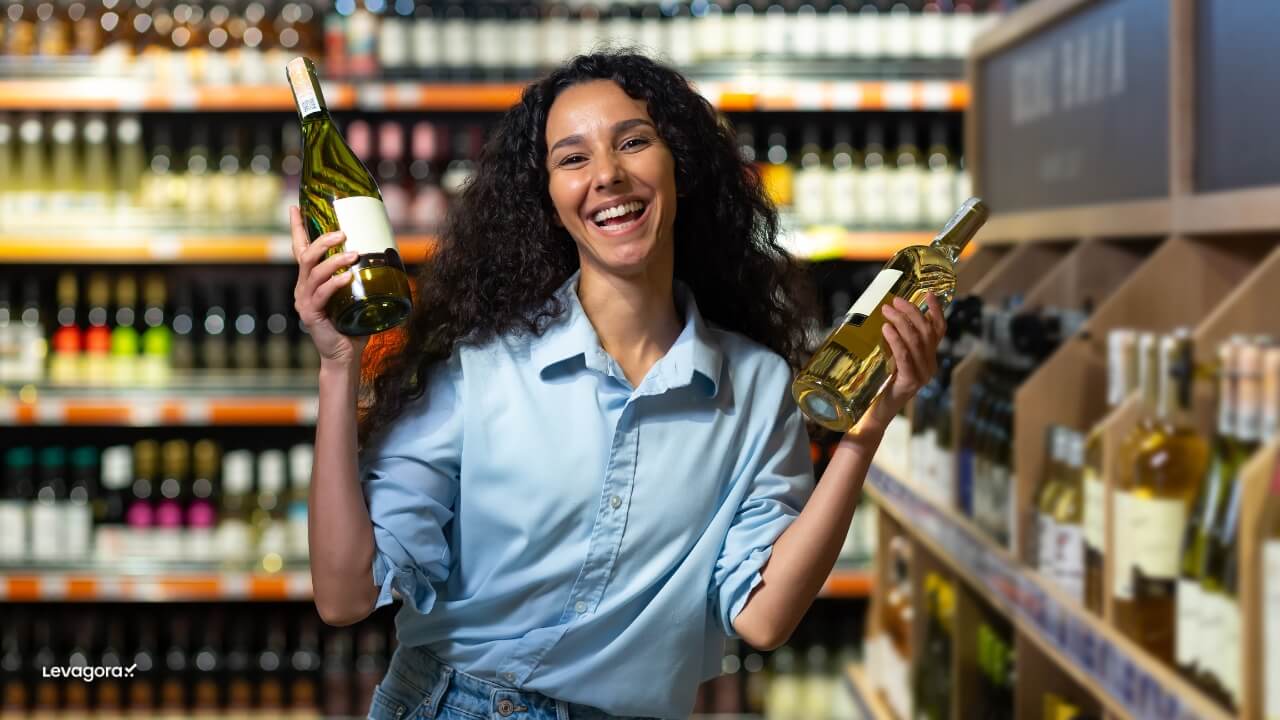 Moça comprando vinho feliz Dicas para comprar vinhos com desconto e economizar