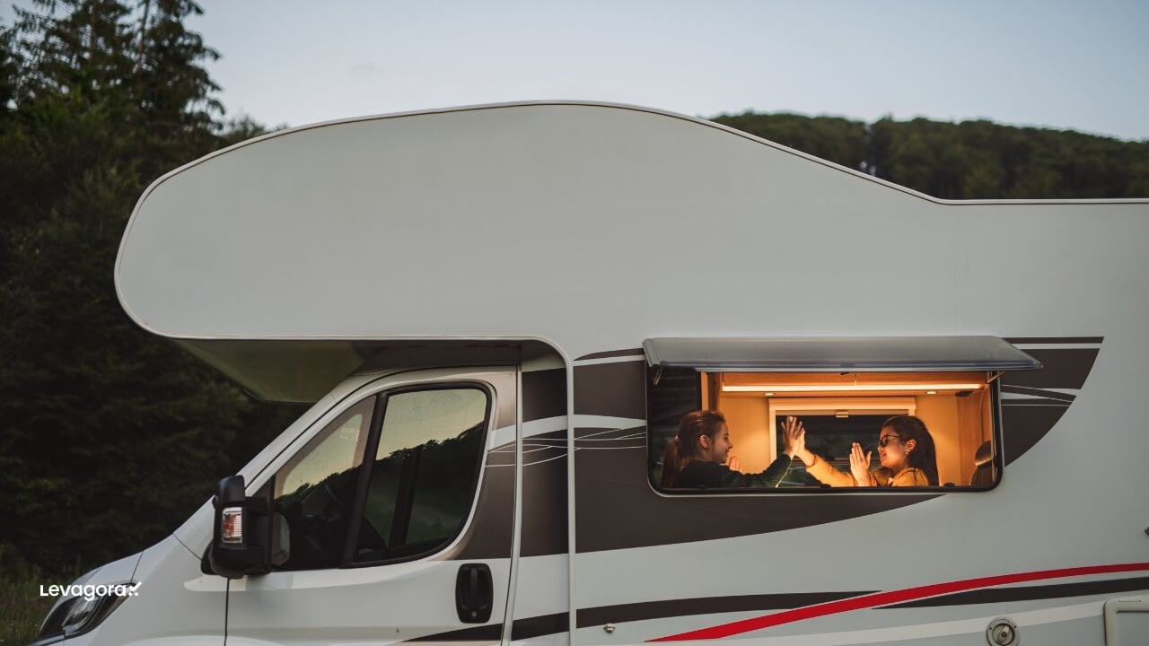 Crianças brincando dentro de um Motorhome Dicas para encontrar veículos usados em bom estado