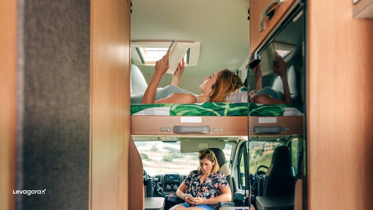 Mulheres descansando dentro de um Motorhome Equipamentos compactos e multifuncionais