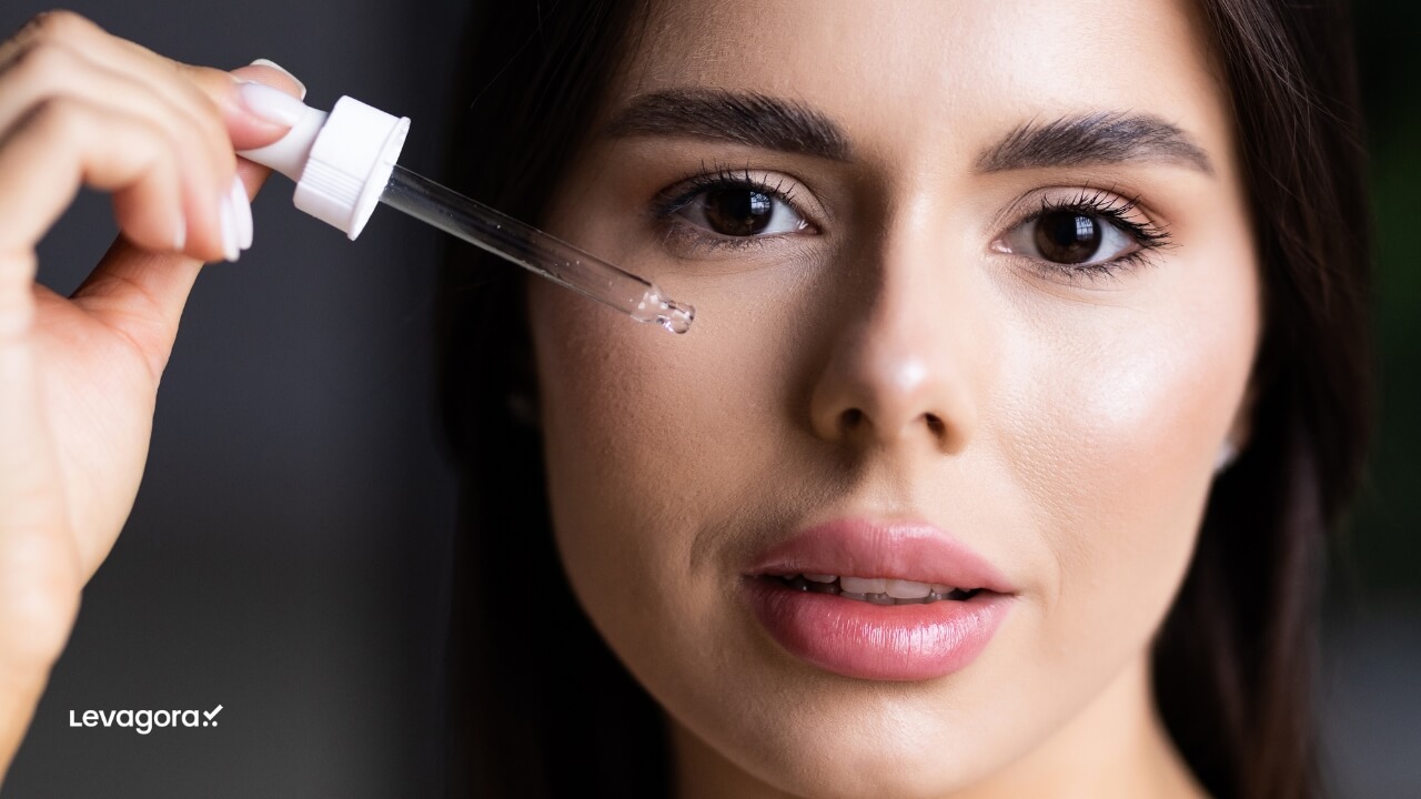 Aplicando produto no rosto Niacinamida controle de oleosidade e uniformização