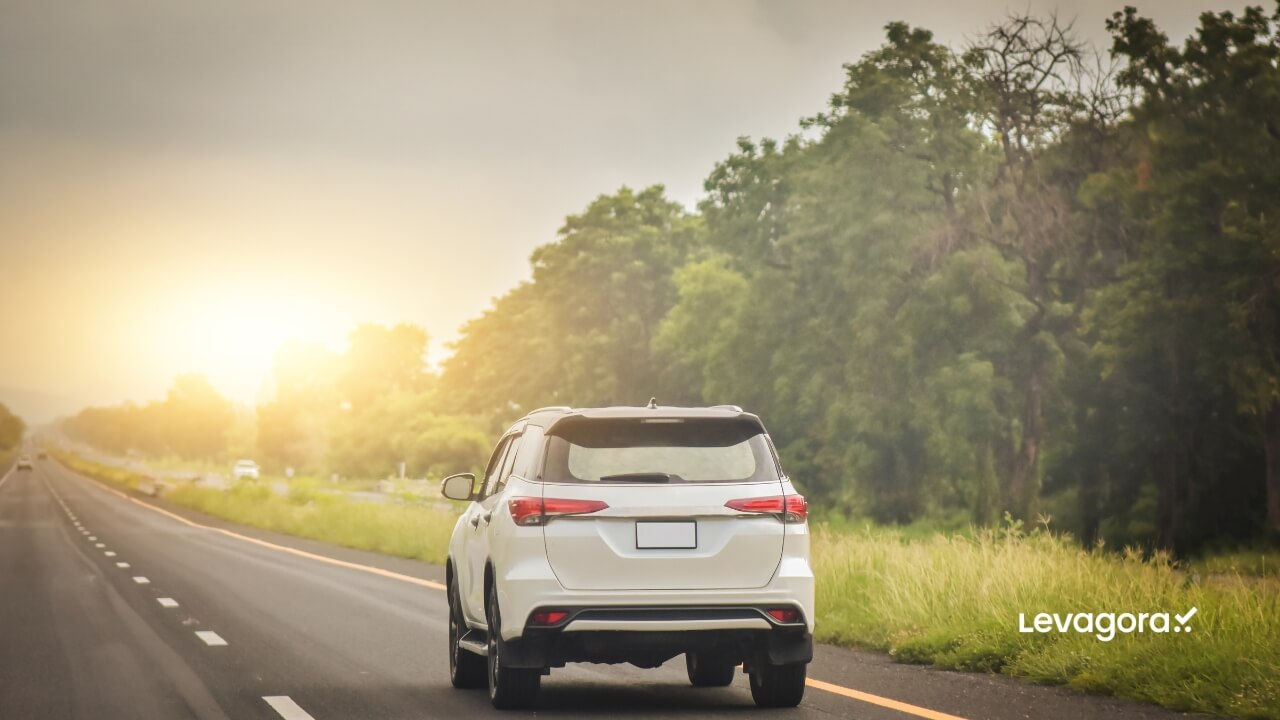 Carro na estrada Por Que Velocidade Não Significa Eficiência na Estrada