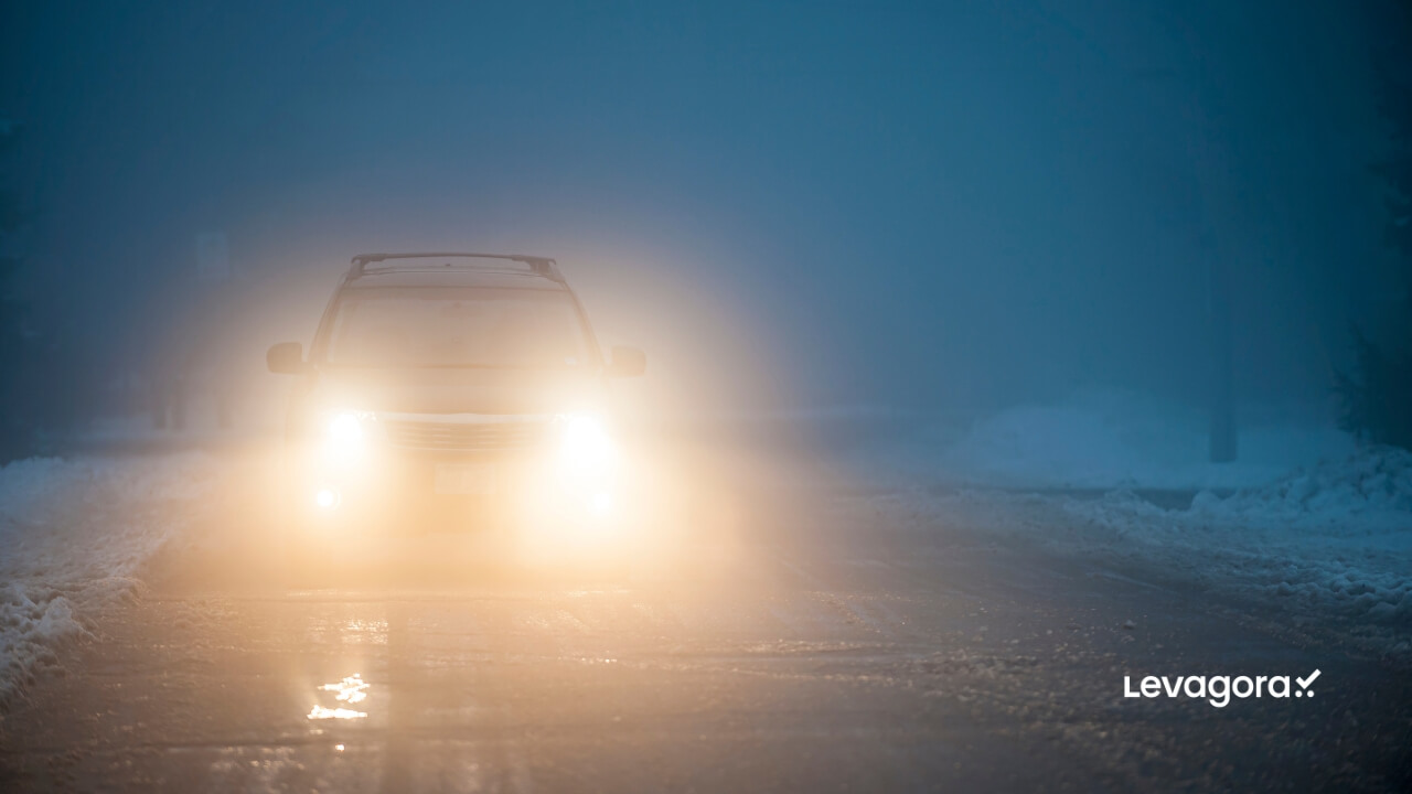 Carro na estrada a noite Por Que a Visibilidade é Menor e Como Compensar Isso