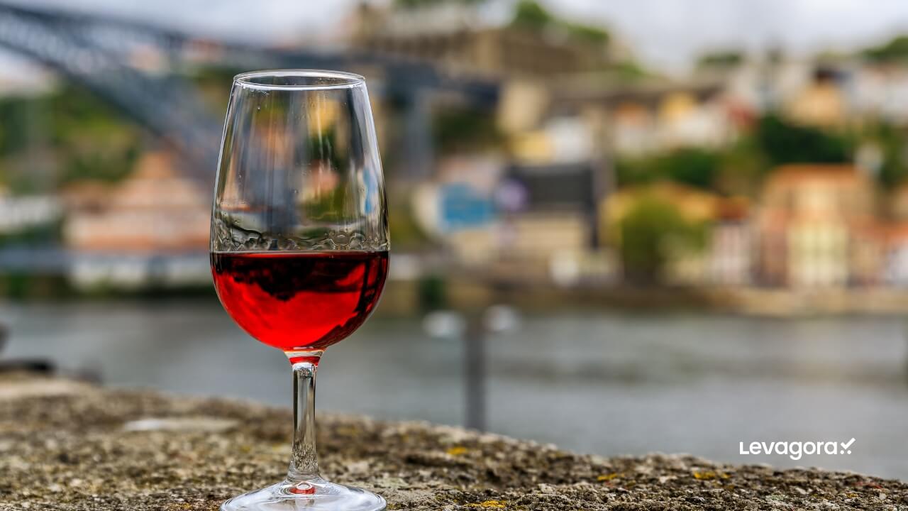 Bela taça com vinho Portugal