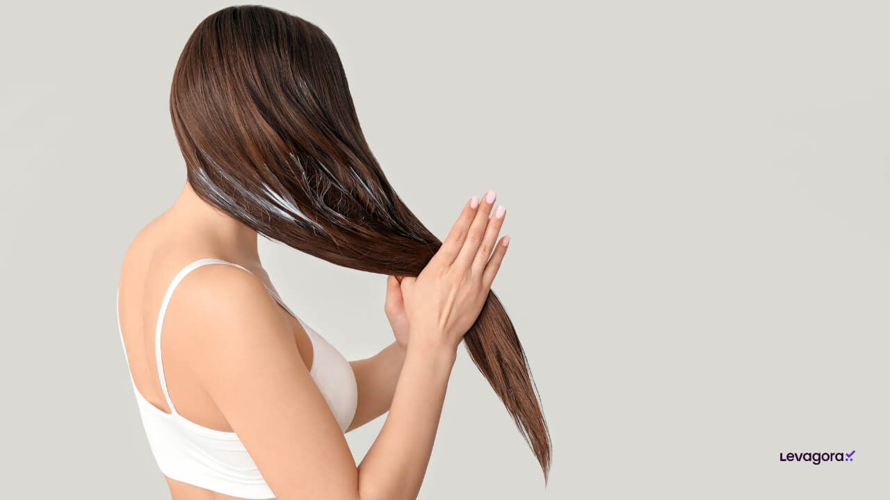 Usando máscara para fortalecimento no cabelo Reconstrução fortalecendo os fios danificados