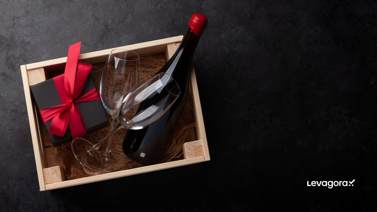 Caixa de presente com vinho e taças Vale a Pena Participar de Clubes de AssinaturaVale a Pena Participar de Clubes de Assinatura