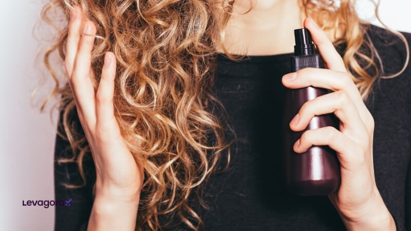 Como evitar o frizz nos cabelos cacheados