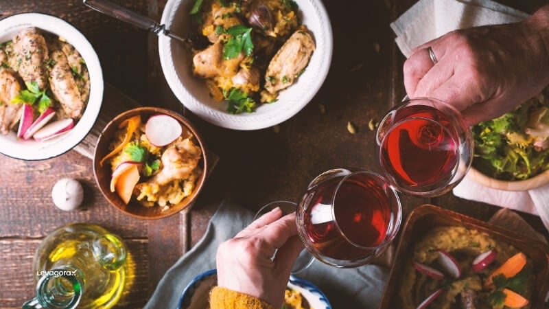 Harmonização combinando vinho e comida