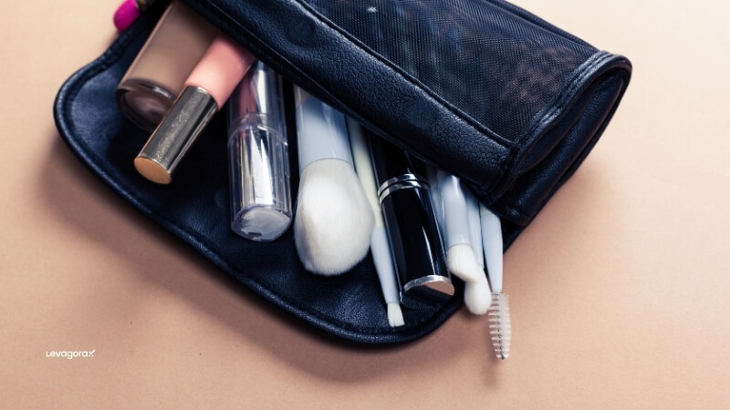Maquiagem de viagem a necessaire minimalista que funciona