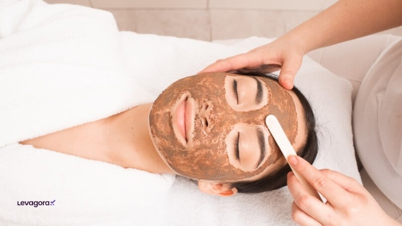 O que é argila facial e como ela age na pele
