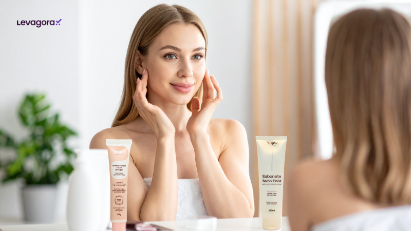 Produto versátil que limpa, auxilia na remoção da maquiagem e otimiza a rotina de skincare mulher olhando no espelho com Sabonete Líquido Facial Bisyou sobre a penteadeira