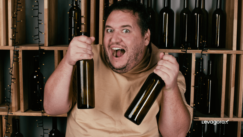 Principais Vantagens do Kit de Vinho Homem sorridente e empolgado segurando duas garrafas de vinho em uma adega, ilustrando a alegria e as vantagens de optar por um kit de vinhos.
