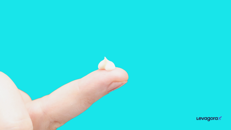 Textura e rendimento do creme para área dos olhos Bisyou Quantidade ideal de creme para área dos olhos Bisyou aplicada na ponta do dedo, mostrando alto rendimento do produto