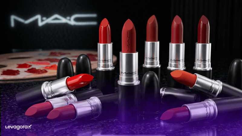 Batons icônicos da marca de maquiagem M.A.C. Cosmetics Batons da marca de maquiagem M.A.C. Cosmetics em diferentes tons de vermelho e rosa, com destaque para o icônico Ruby Woo.